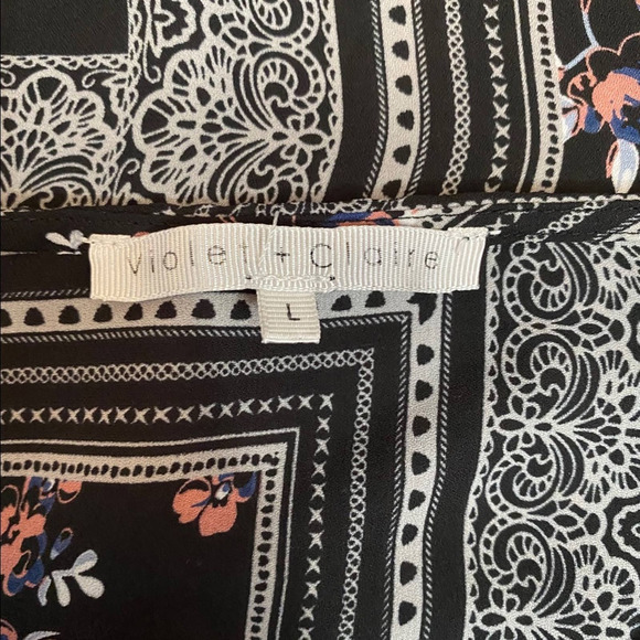 Violet & Claire Scooped Neck Half Button Down Floral Print Blouse Sz L - Picture 6 of 8